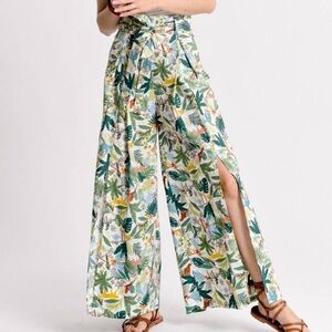 MOLLY BRACKEN TROPICAL JUNGLE PRINT SPLIT FRONT PANT. Size Medium
